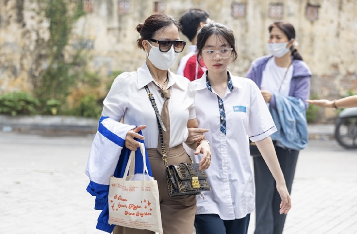 Sĩ tử H&agrave; Nội bước v&agrave;o m&ocirc;n thi cuối c&ugrave;ng kỳ thi lớp 10 năm 2026 - Ảnh 1.