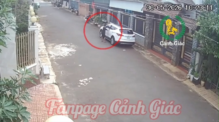 Để qu&ecirc;n ch&igrave;a kh&oacute;a tr&ecirc;n xe, chủ &ocirc; t&ocirc; t&aacute; hỏa khi b&eacute; trai 12 tuổi l&aacute;i xe đi - Ảnh 1.
