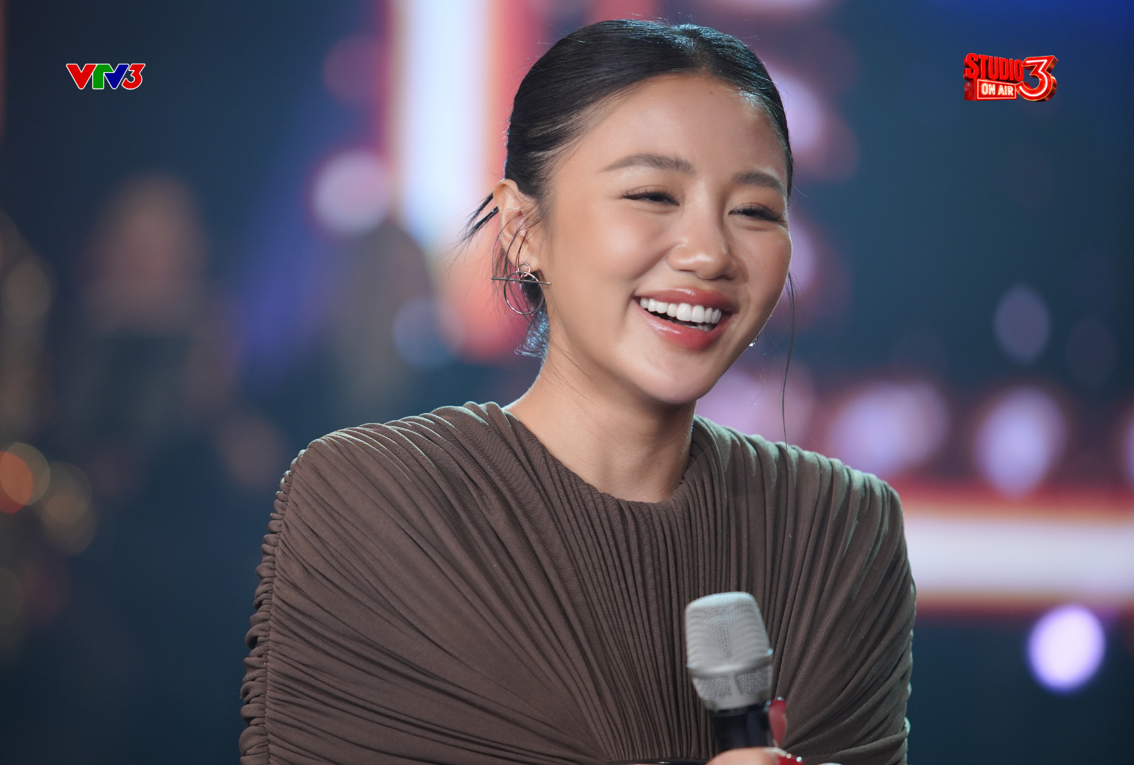 Văn Mai Hương trong Studio 3: Ai cũng cần một &ldquo;bờ vai&rdquo; - Ảnh 4.