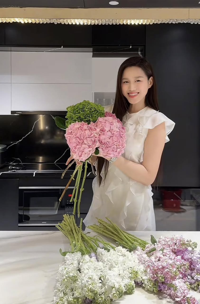 Vợ chồng Đỗ Thị H&agrave; t&igrave;nh tứ tr&ecirc;n phố Nhật Bản: Chuyến du lịch l&atilde;ng mạn 2026 - Ảnh 3.