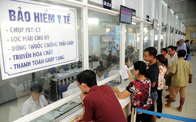 Chậm đ&oacute;ng BHYT c&oacute; thể bị phạt tới 70 triệu đồng từ 15 / 5 , thời tiết cực đoan 2026 - Ảnh 2.