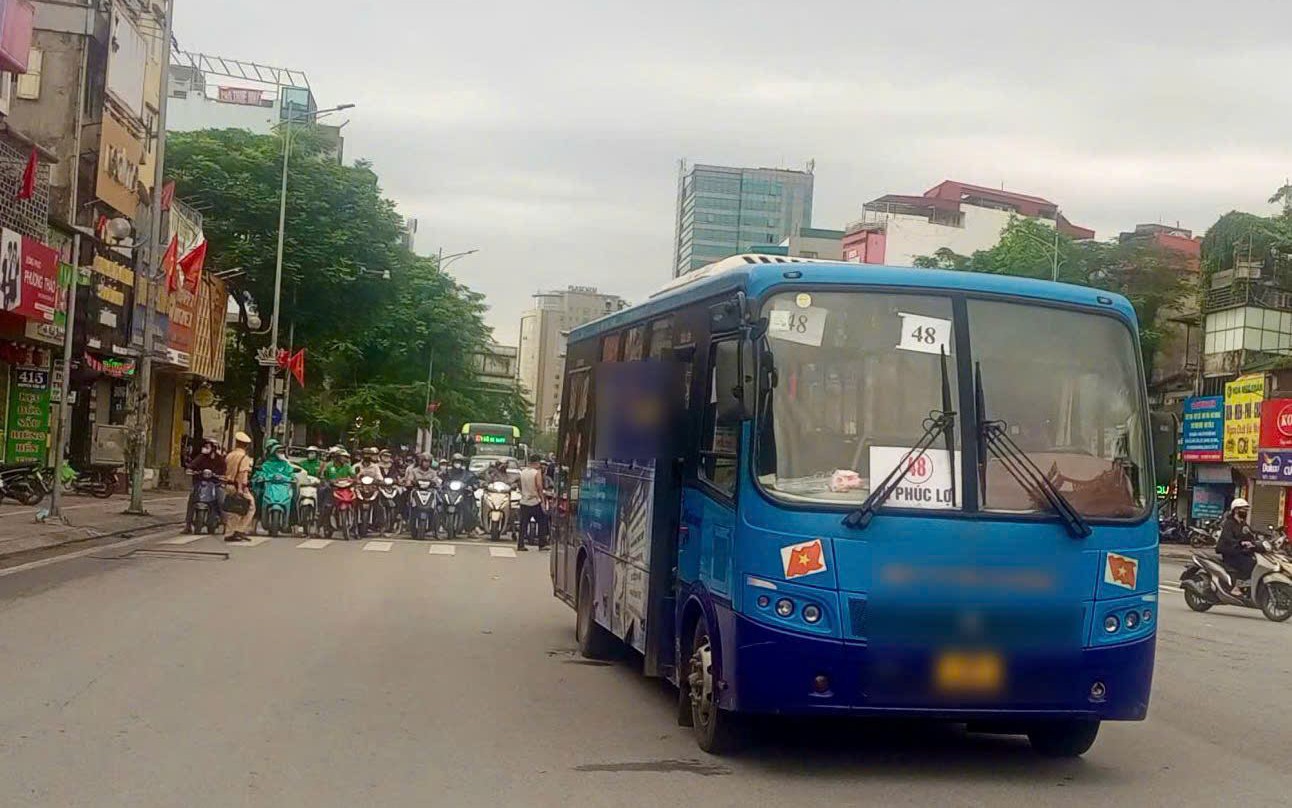 H&agrave; Nội: H&eacute; lộ nguy&ecirc;n nh&acirc;n vụ tai nạn khiến người phụ nữ mắc kẹt dưới gầm xe bu&yacute;t