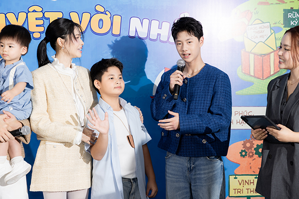 Mẹ Đăng Kh&ocirc;i xuất hiện rạng rỡ c&ugrave;ng gia đ&igrave;nh con trai - Ảnh 5.