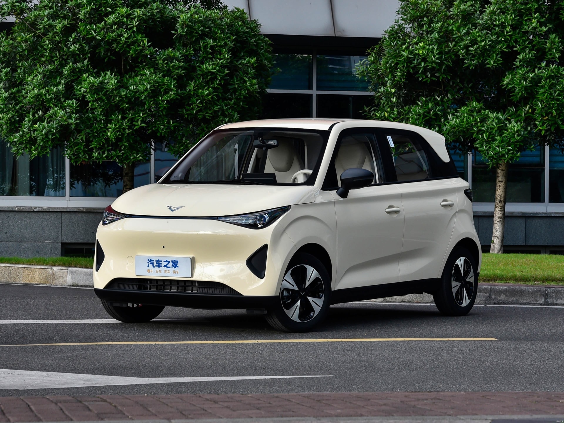 SUV cỡ nhỏ gi&aacute; 184 triệu đồng đẹp tinh tế, trang bị hiện đại, chạy 300 km/lần sạc, rẻ hơn Kia Morning, chỉ như Honda SH chị em nh&igrave;n l&agrave; m&ecirc; - Ảnh 2.