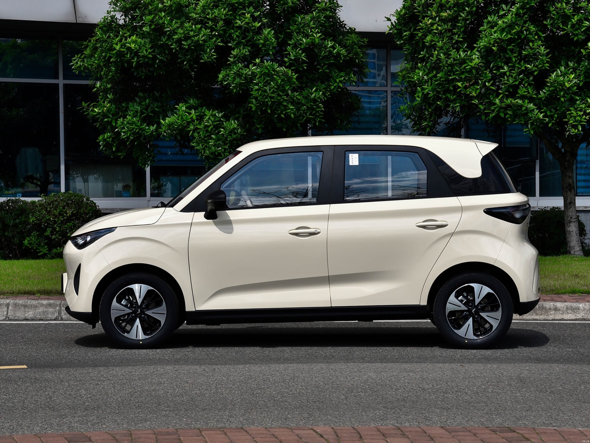 SUV cỡ nhỏ gi&aacute; 184 triệu đồng đẹp tinh tế, trang bị hiện đại, chạy 300 km/lần sạc, rẻ hơn Kia Morning, chỉ như Honda SH chị em nh&igrave;n l&agrave; m&ecirc; - Ảnh 3.