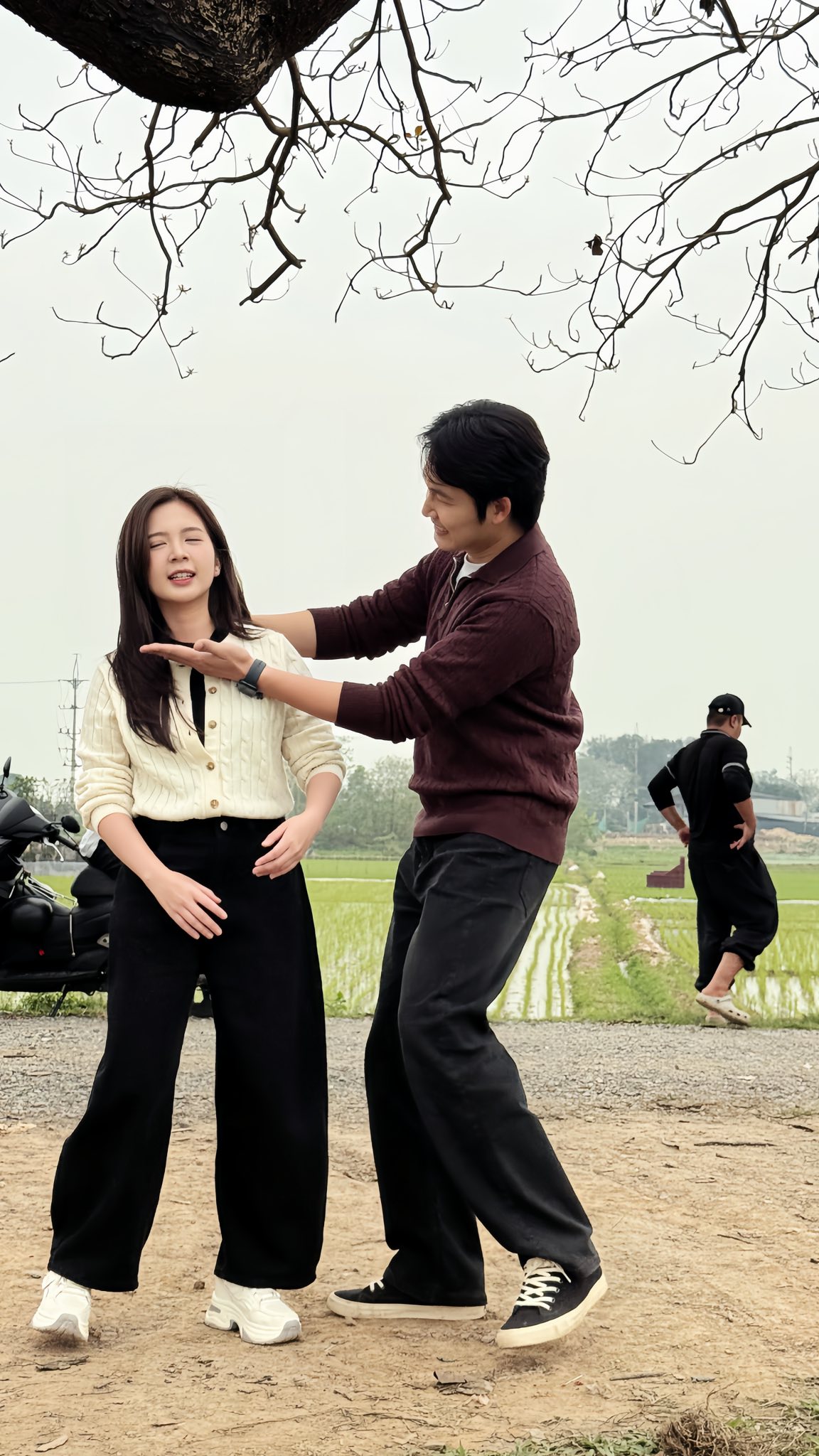 Vợ chồng Đ&igrave;nh T&uacute; - Ngọc Huyền g&acirc;y sốt với hậu trường ' ngược đường ngược nắng ' - Ảnh 1.