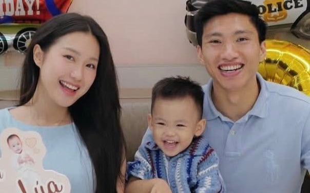 Mẹ vợ Đo&agrave;n Văn Hậu thu h&uacute;t mọi &aacute;nh nh&igrave;n trong ng&agrave;y đặc biệt c&ugrave;ng b&agrave; th&ocirc;ng gia - Ảnh 1.