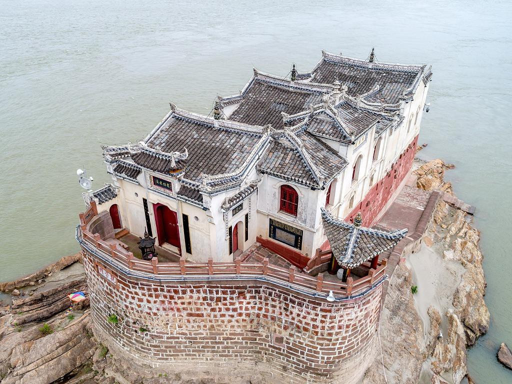 Kỳ lạ ng&ocirc;i ch&ugrave;a hơn 700 năm giữa s&ocirc;ng Trường Giang, bất chấp đại hồng thủy- Ảnh 4.