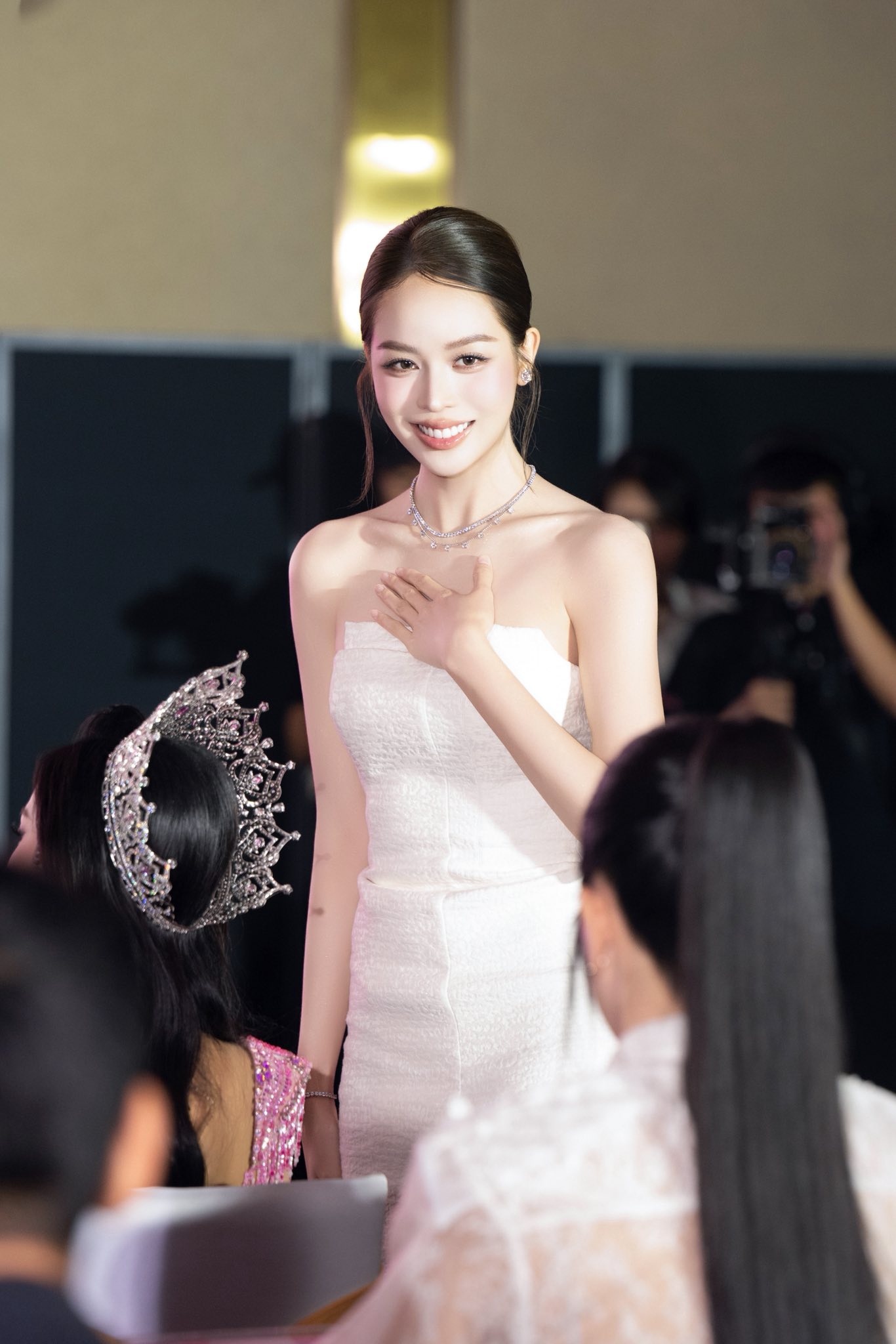 Hoa hậu qu&ecirc; Đ&agrave; Nẵng 'm&igrave;nh hạc xương mai' khiến fan xu&yacute;t xoa - Ảnh 1.