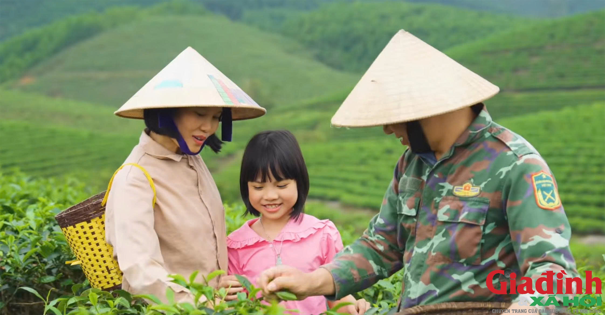 C&ocirc; b&eacute; 8 tuổi n&oacute;i 2 ngoại ngữ, đưa chuyện đảo ch&egrave; Nghệ An ra thế giới - Ảnh 1.