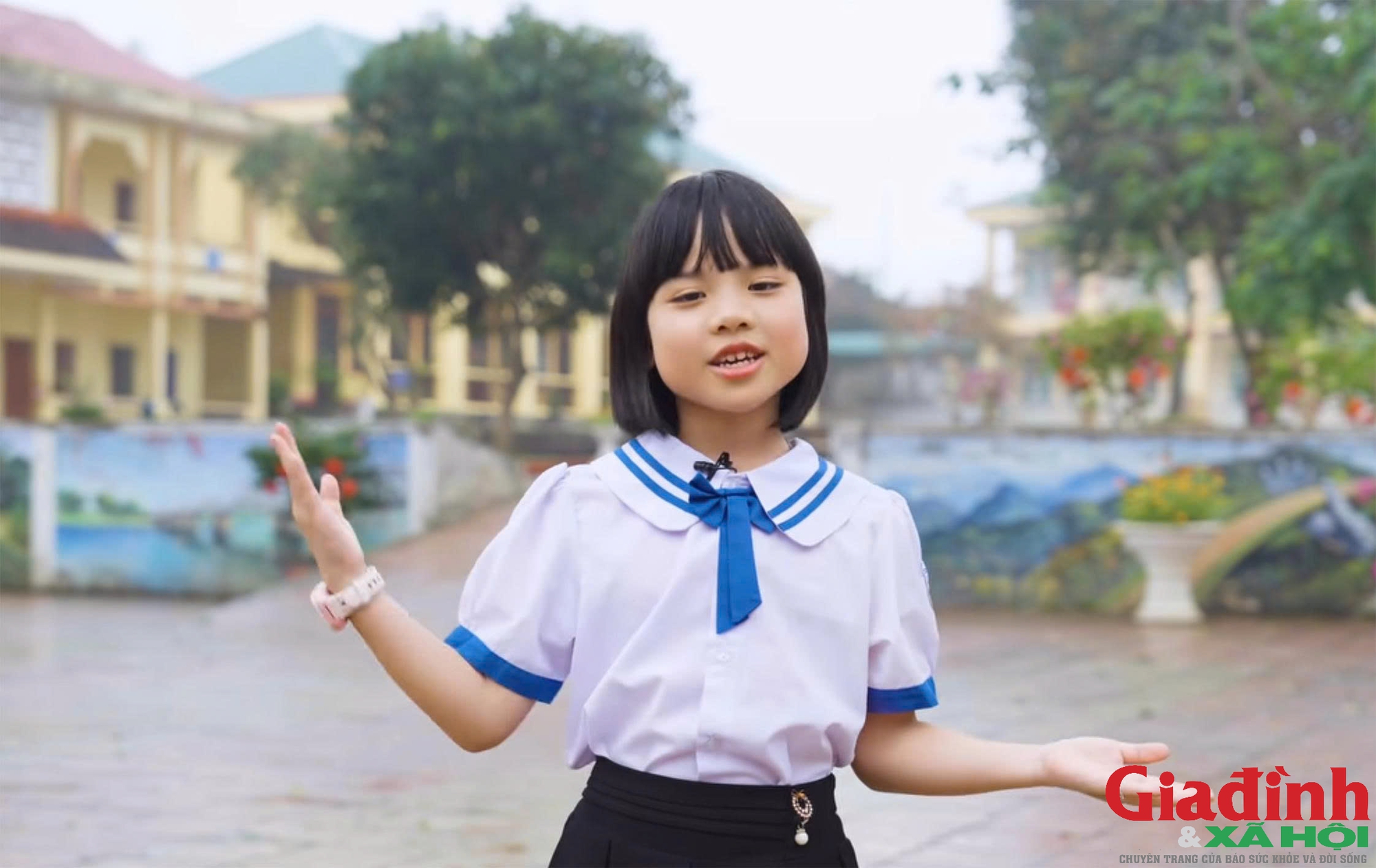 C&ocirc; b&eacute; 8 tuổi n&oacute;i 2 ngoại ngữ, đưa chuyện đảo ch&egrave; Nghệ An ra thế giới - Ảnh 2.