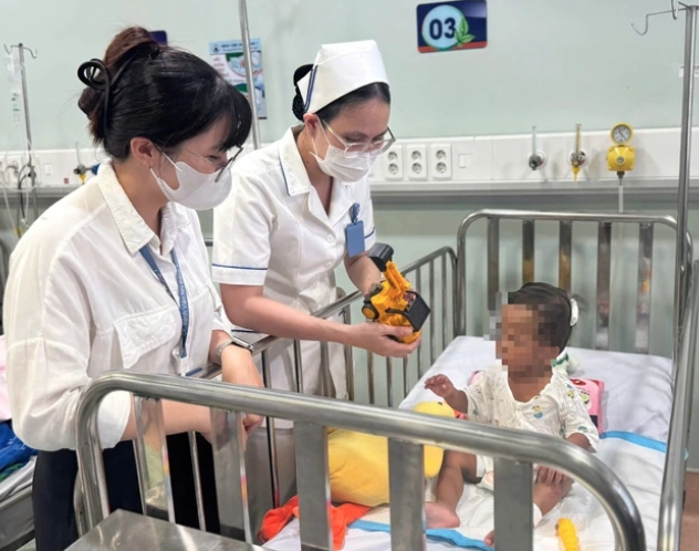 T&igrave;nh h&igrave;nh sức khỏe của b&eacute; trai 2 tuổi bị mẹ bạo h&agrave;nh ở TPHCM  - Ảnh 2.