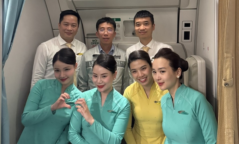 Giữa tầng không, bác sĩ Bạch Mai kịp thời cứu hành khách trên chuyến bay Hà Nội - Paris - Ảnh 1.