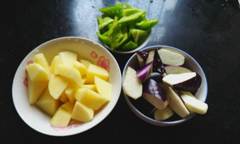 Đừng chỉ x&agrave;o khoai t&acirc;y với c&agrave; chua hay nấu canh xương: Đ&acirc;y l&agrave; 3 c&ocirc;ng thức gi&uacute;p nguy&ecirc;n liệu quen thuộc trở n&ecirc;n "ngon bất tận"- Ảnh 6.