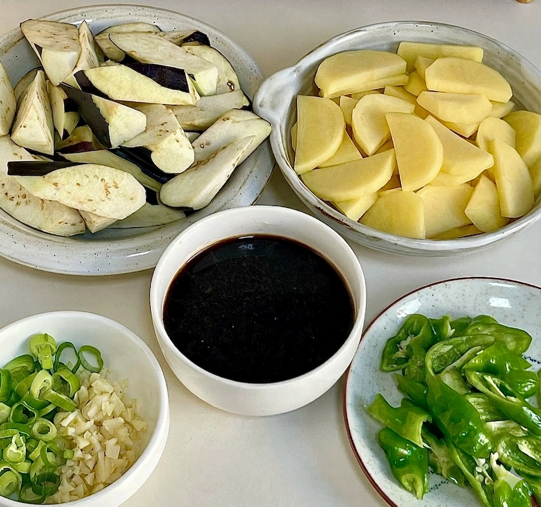Đừng chỉ x&agrave;o khoai t&acirc;y với c&agrave; chua hay nấu canh xương: Đ&acirc;y l&agrave; 3 c&ocirc;ng thức gi&uacute;p nguy&ecirc;n liệu quen thuộc trở n&ecirc;n "ngon bất tận"- Ảnh 2.