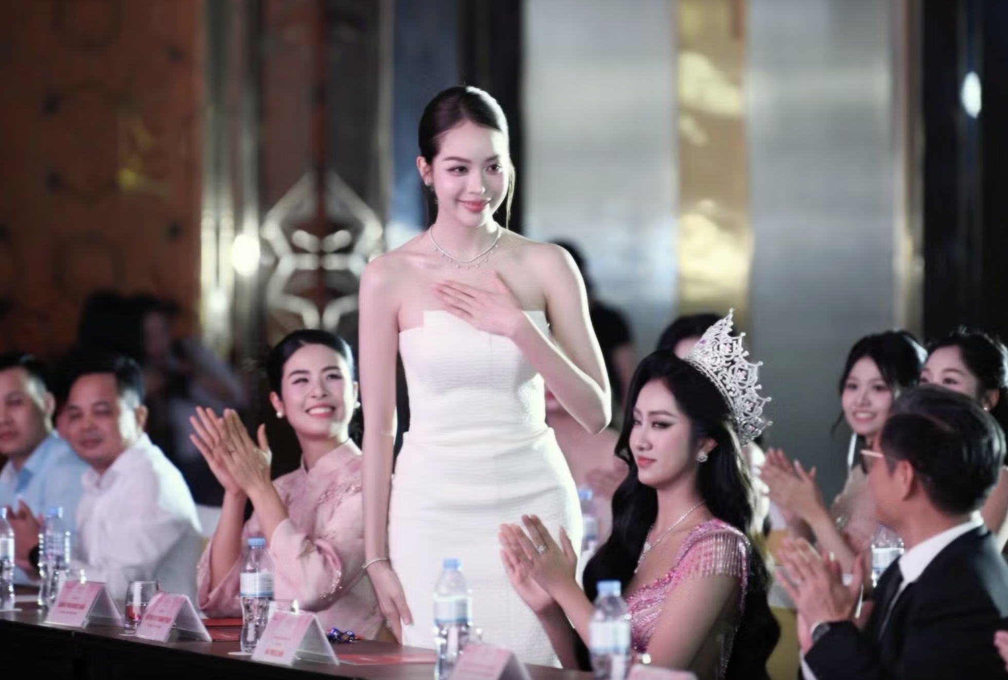 Hoa hậu qu&ecirc; Đ&agrave; Nẵng 'm&igrave;nh hạc xương mai' khiến fan xu&yacute;t xoa - Ảnh 2.