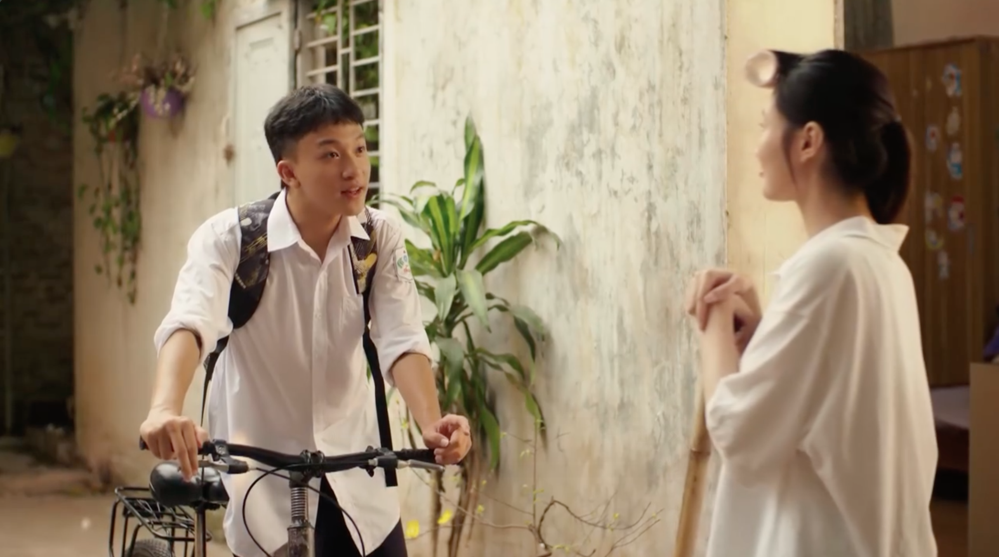 CEO Trần L&acirc;m (Mạnh Trường) bất ngờ t&aacute;n tỉnh Thương (Quỳnh Kool) - Ảnh 1.