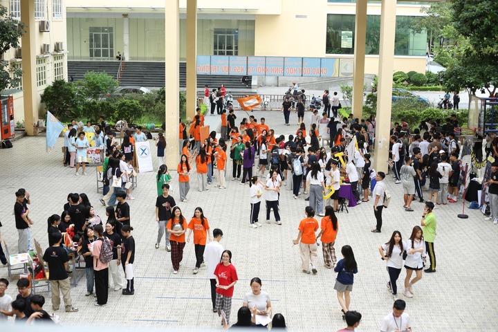 Tỷ lệ 'chọi' lớp 10 THPT chuy&ecirc;n Sư phạm cao nhất cả nước, chuy&ecirc;n Anh gần 1/30 - Ảnh 1.