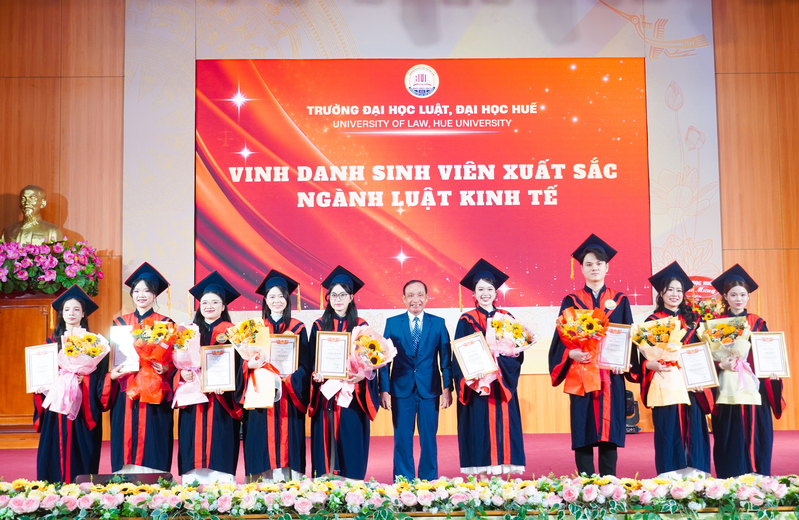 Những sinh vi&ecirc;n ng&agrave;nh luật đầu ti&ecirc;n ở Huế được đ&agrave;o tạo song ngữ tốt nghiệp - Ảnh 1.