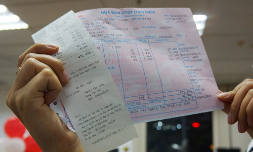 Bắt đầu m&ugrave;a n&oacute;ng, nhiều gia đ&igrave;nh canh giờ bật điều h&ograve;a v&igrave; sợ gi&aacute; điện khung cao điểm - Ảnh 1.