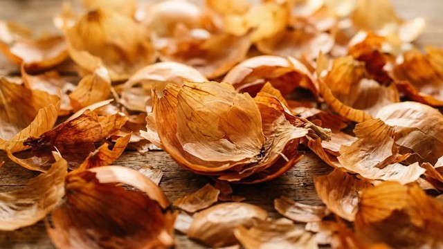 Thứ bạn hay bỏ đi n&agrave;y ch&iacute;nh l&agrave; "gia vị thần th&aacute;nh" gi&uacute;p nồi nước d&ugrave;ng trong veo v&agrave; c&oacute; m&agrave;u hổ ph&aacute;ch tuyệt đẹp - Ảnh 2.