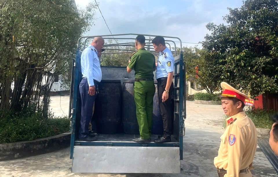 Kinh h&atilde;i gần 2 tấn xương ch&acirc;n g&agrave; bốc m&ugrave;i h&ocirc;i thối được người đ&agrave;n &ocirc;ng vận chuyển đi b&aacute;n - Ảnh 1.