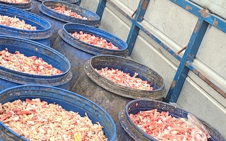 Kinh hãi gần 2 tấn xương chân gà bốc mùi hôi thối được người đàn ông vận chuyển đi bán