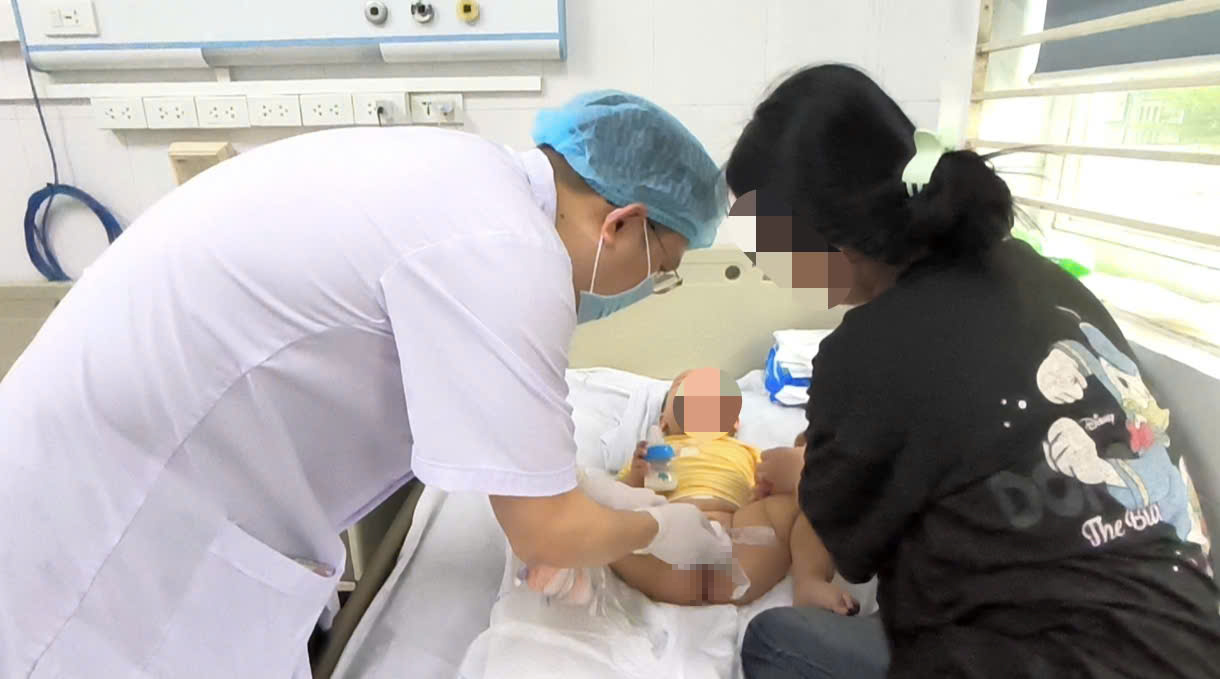 Bé trai bất ngờ phát hiện ung thư hiếm gặp: Trẻ có dấu hiệu này, phụ huynh tuyệt đối không chủ quan - Ảnh 1.