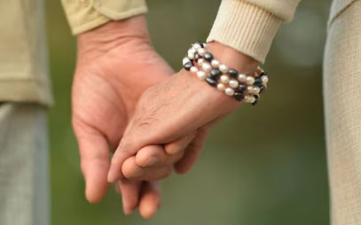 Cụ &ocirc;ng 80 tuổi khoe bạn g&aacute;i k&eacute;m 40 tuổi, n&oacute;i một c&acirc;u g&acirc;y ch&uacute; &yacute; về tuổi gi&agrave;