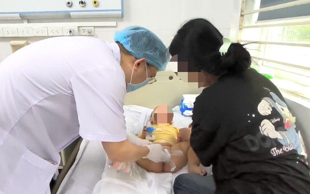 Bé trai bất ngờ phát hiện ung thư hiếm gặp: Dấu hiệu cha mẹ không thể bỏ qua