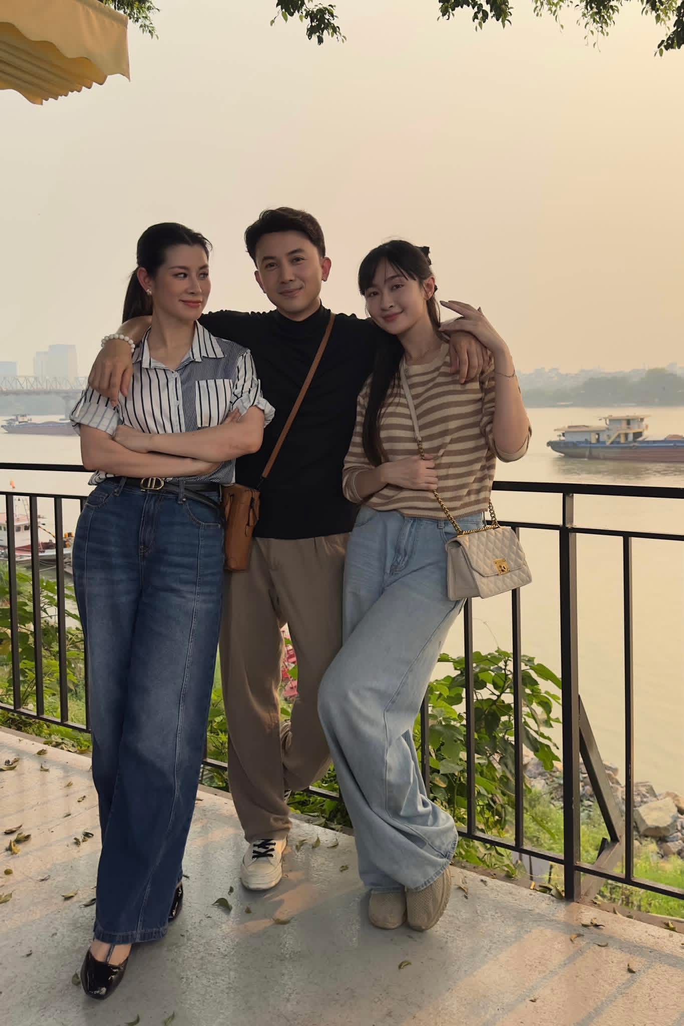 Nữ diễn vi&ecirc;n Ngọc Thủy qu&ecirc; Bắc Ninh được bố mẹ treo ảnh khắp qu&aacute;n b&uacute;n - Ảnh 2.