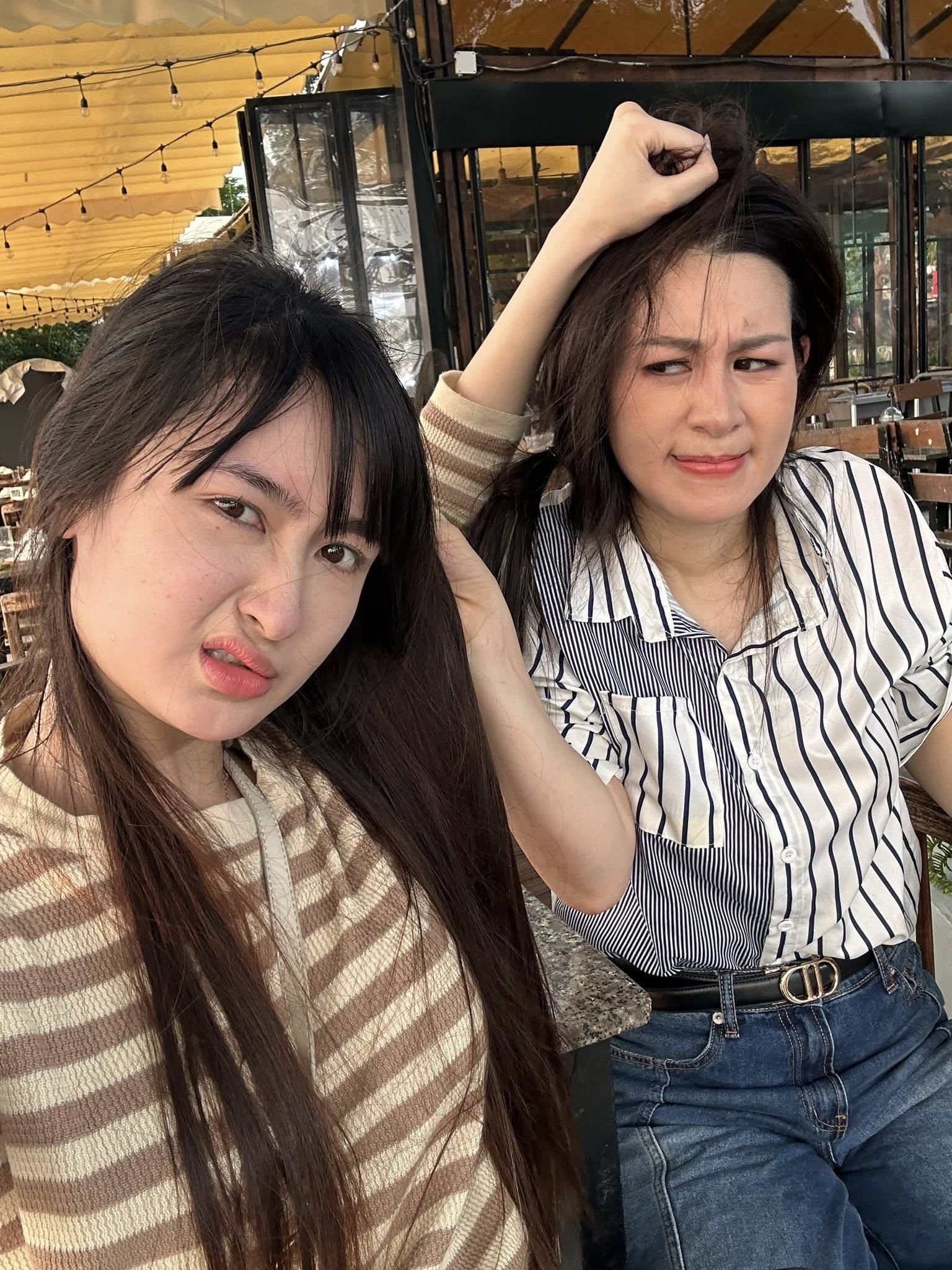 Nữ diễn vi&ecirc;n Ngọc Thủy qu&ecirc; Bắc Ninh được bố mẹ treo ảnh khắp qu&aacute;n b&uacute;n - Ảnh 1.