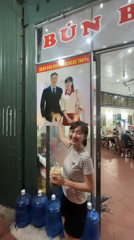 Nữ diễn vi&ecirc;n Ngọc Thủy qu&ecirc; Bắc Ninh được bố mẹ treo ảnh khắp qu&aacute;n b&uacute;n - Ảnh 3.