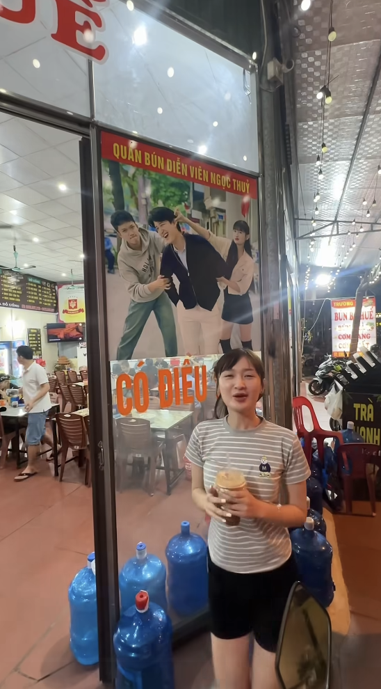 Nữ diễn vi&ecirc;n Ngọc Thủy qu&ecirc; Bắc Ninh được bố mẹ treo ảnh khắp qu&aacute;n b&uacute;n - Ảnh 4.