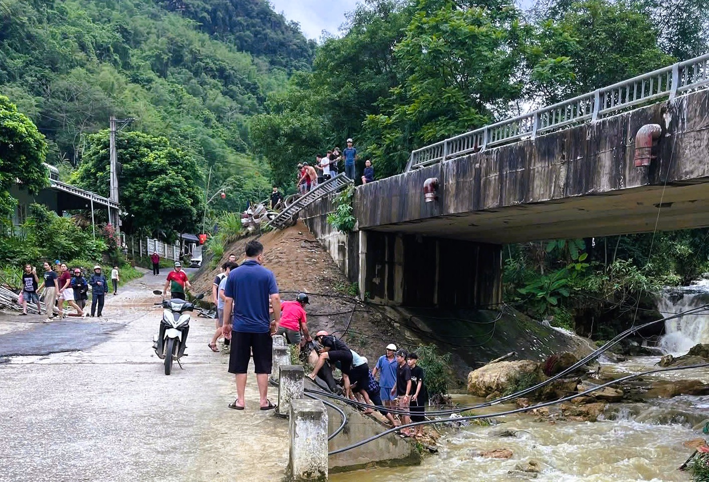 &Ocirc; t&ocirc; chở dầu mất phanh t&ocirc;ng v&agrave;o lan can cầu, t&agrave;i xế văng xuống suối tử vong - Ảnh 1.