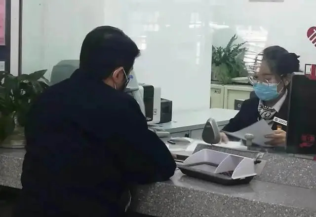Lý do tài khoản ngân hàng của người đàn ông có 19 tỷ đồng tiền đền bù đất bất ngờ bị phong tỏa - Ảnh 1. Lý do tài khoản ngân hàng của người đàn ông có 19 tỷ đồng tiền đền bù đất bất ngờ bị phong tỏa - Ảnh 1.