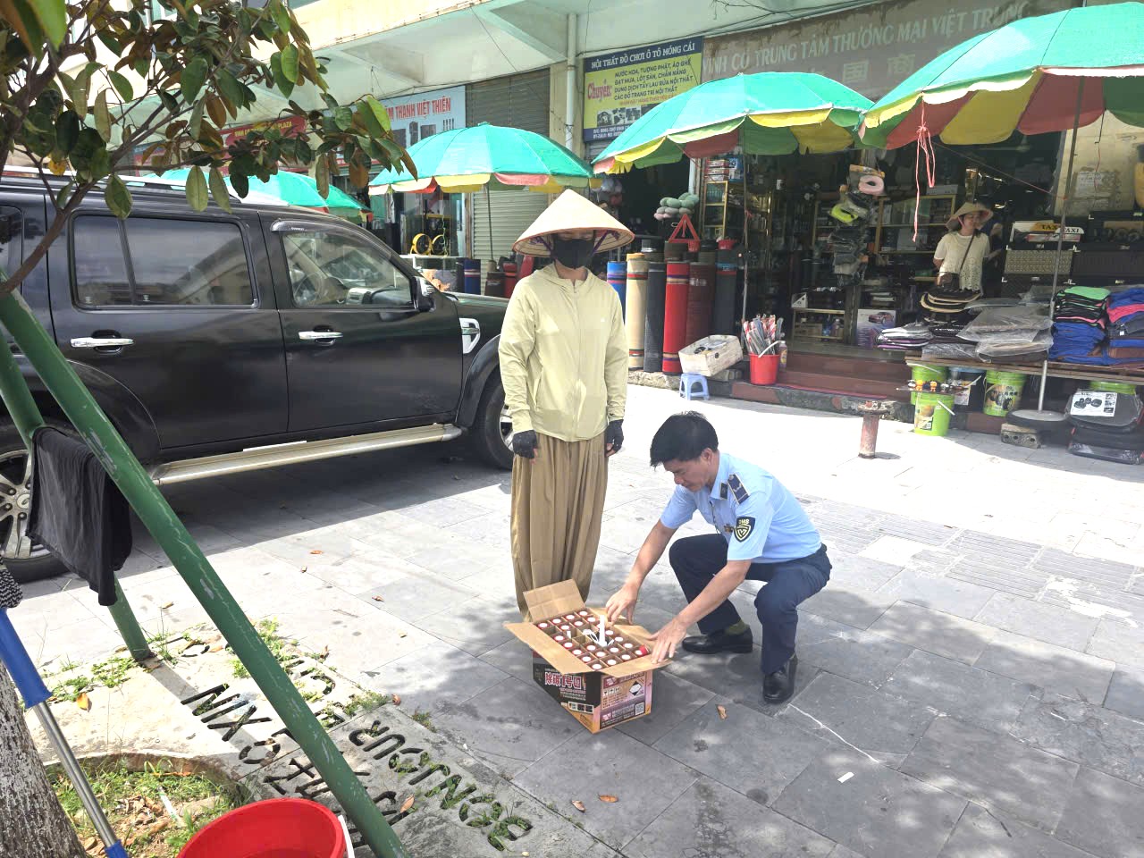 Vận chuyển dung dịch phụ gia xăng nhập lậu đang vận chuyển đi tiêu thụ - Ảnh 1.