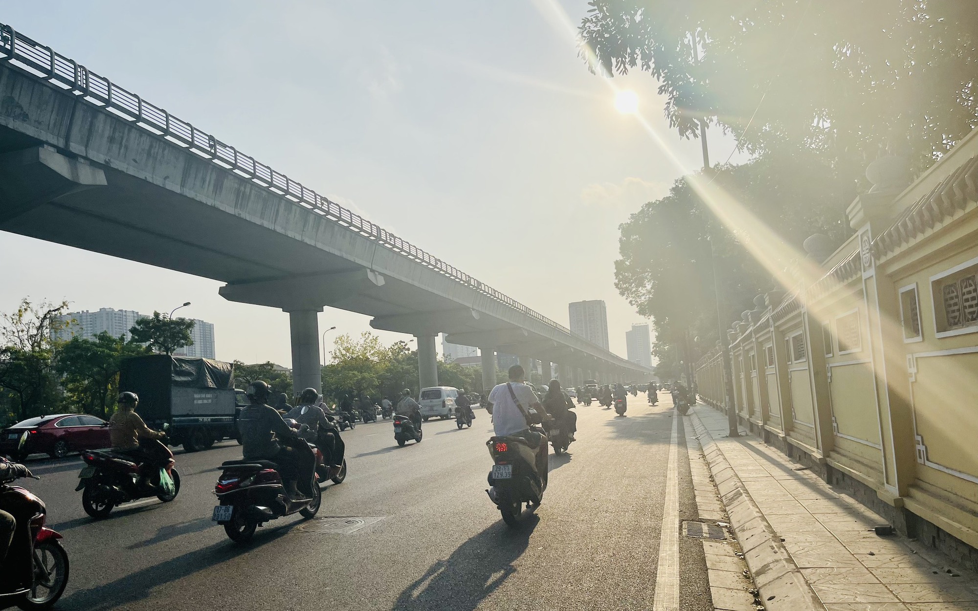 Kiểu thời tiết h&ocirc;m nay ở H&agrave; Nội v&agrave; miền Bắc khiến người d&acirc;n cần thận trọng - Ảnh 3.