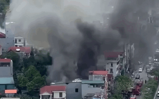 H&agrave; Nội: Giải cứu 4 người mắc kẹt trong vụ ch&aacute;y nh&agrave; 5 tầng rạng s&aacute;ng 2026 - Ảnh 3.