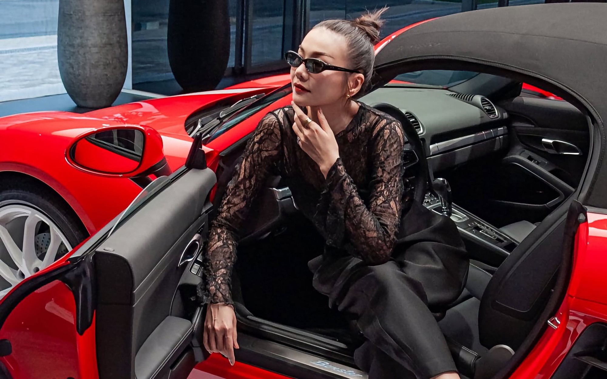 Thanh Hằng tỏa sáng ở tuổi 43 với siêu xe Porsche và nhan sắc vượt thời gian - Ảnh 1.