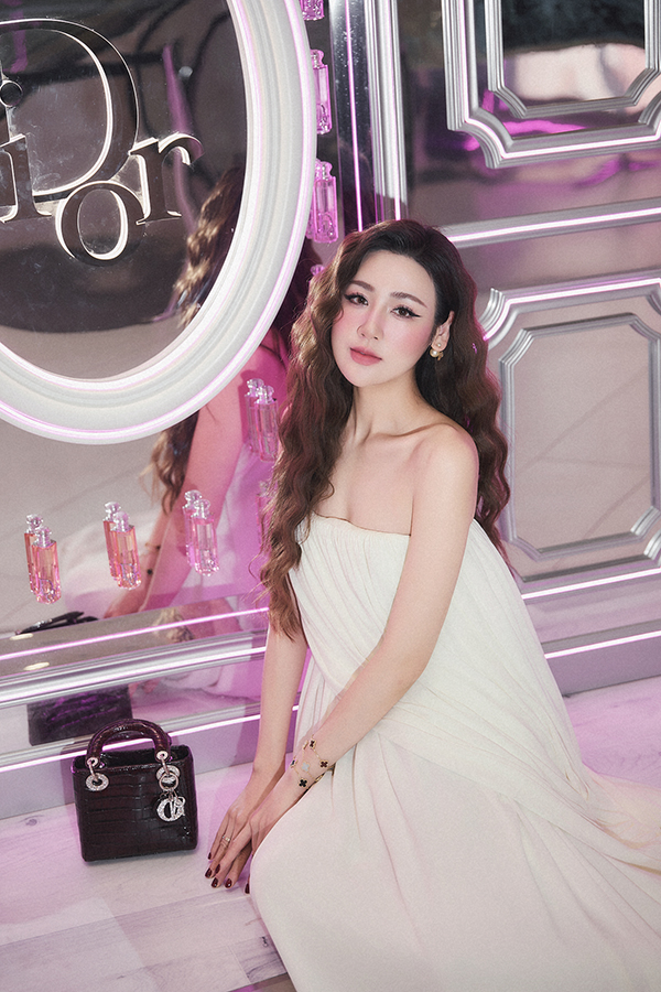 &Aacute; hậu T&uacute; Anh tự tay makeup m&aacute; hồng xinh như b&uacute;p b&ecirc; - Ảnh 1.