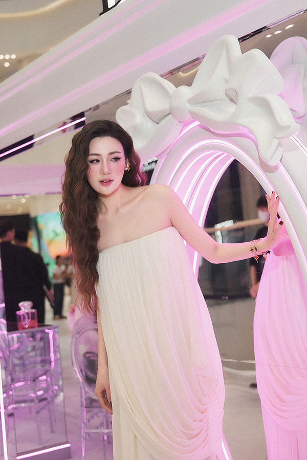 &Aacute; hậu T&uacute; Anh tự tay makeup m&aacute; hồng xinh như b&uacute;p b&ecirc; - Ảnh 3.
