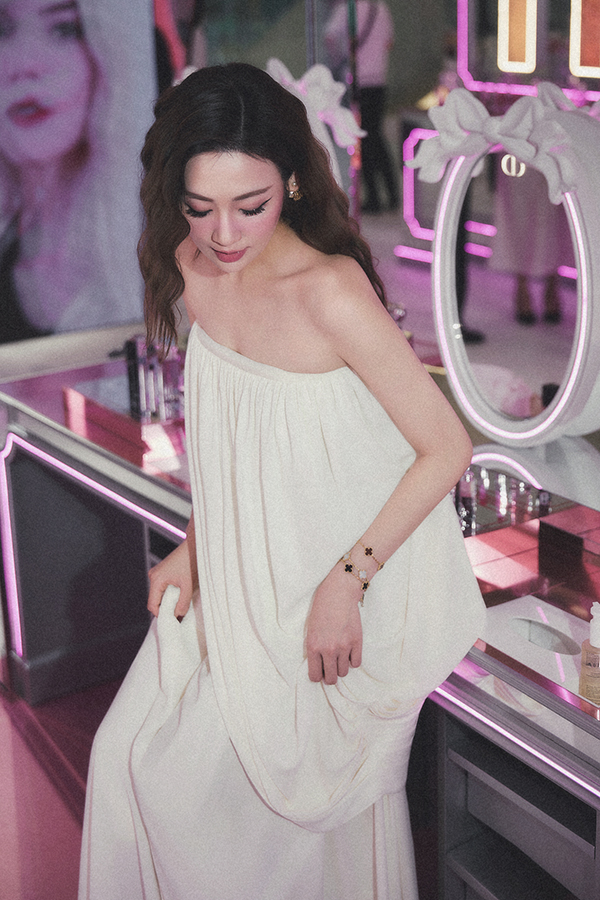 &Aacute; hậu T&uacute; Anh tự tay makeup m&aacute; hồng xinh như b&uacute;p b&ecirc; - Ảnh 4.