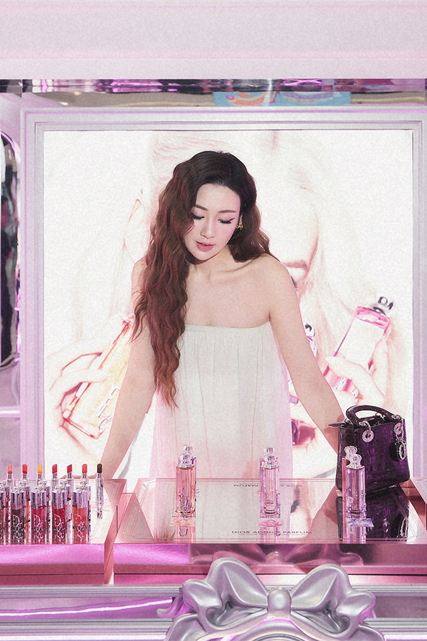 &Aacute; hậu T&uacute; Anh tự tay makeup m&aacute; hồng xinh như b&uacute;p b&ecirc; - Ảnh 5.