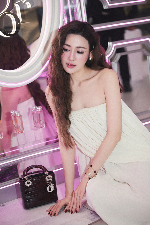 &Aacute; hậu T&uacute; Anh tự tay makeup m&aacute; hồng xinh như b&uacute;p b&ecirc; - Ảnh 6.