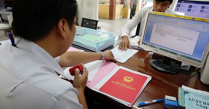 Tin s&aacute;ng 12/6: Quang Dũng, Jennifer Phạm dự lễ tốt nghiệp của con trai; hơn 1,2 triệu th&iacute; sinh ho&agrave;n th&agrave;nh ng&agrave;y thi đầu ti&ecirc;n - Ảnh 6.