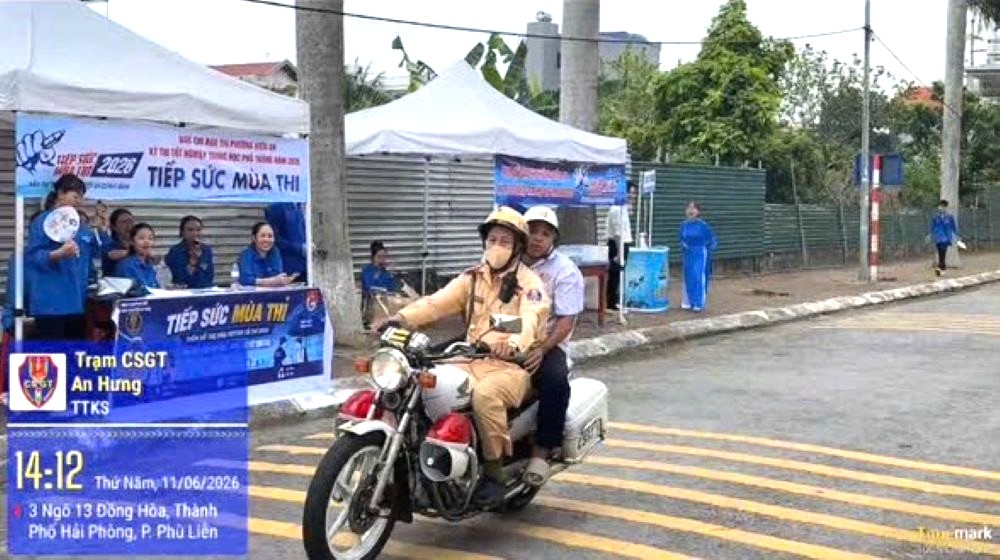 Thiếu tá CSGT dùng xe chuyên dụng đưa nam sinh Hải Phòng gặp sự cố trên đường đến điểm thi - Ảnh 1.