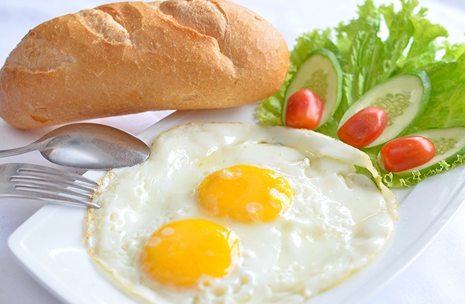 Bí quyết sống thọ: Người Việt nên ăn sáng theo cách này để giảm nguy cơ bệnh mạn tính, kéo dài tuổi thọ - Ảnh 1.