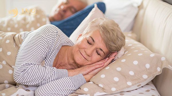 Nếu c&ograve;n dư tiền sau tuổi 60, đừng tiếc: 3 khoản chi gi&uacute;p tuổi gi&agrave; bớt khổ, con ch&aacute;u cũng nhẹ g&aacute;nh - Ảnh 2.