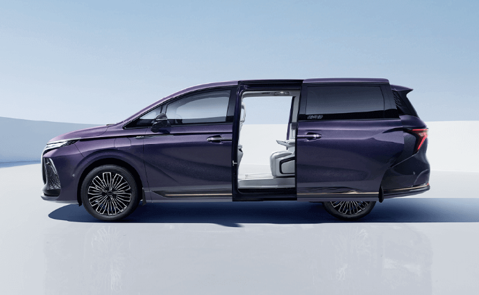 MPV 7 chỗ gi&aacute; 697 triệu đồng sang trọng , tiện nghi đẳng cấp như Toyota Alphard - Ảnh 3.